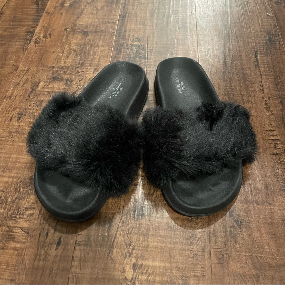 Urban Outfitters Black Faux Fur Pool Slides | size 8